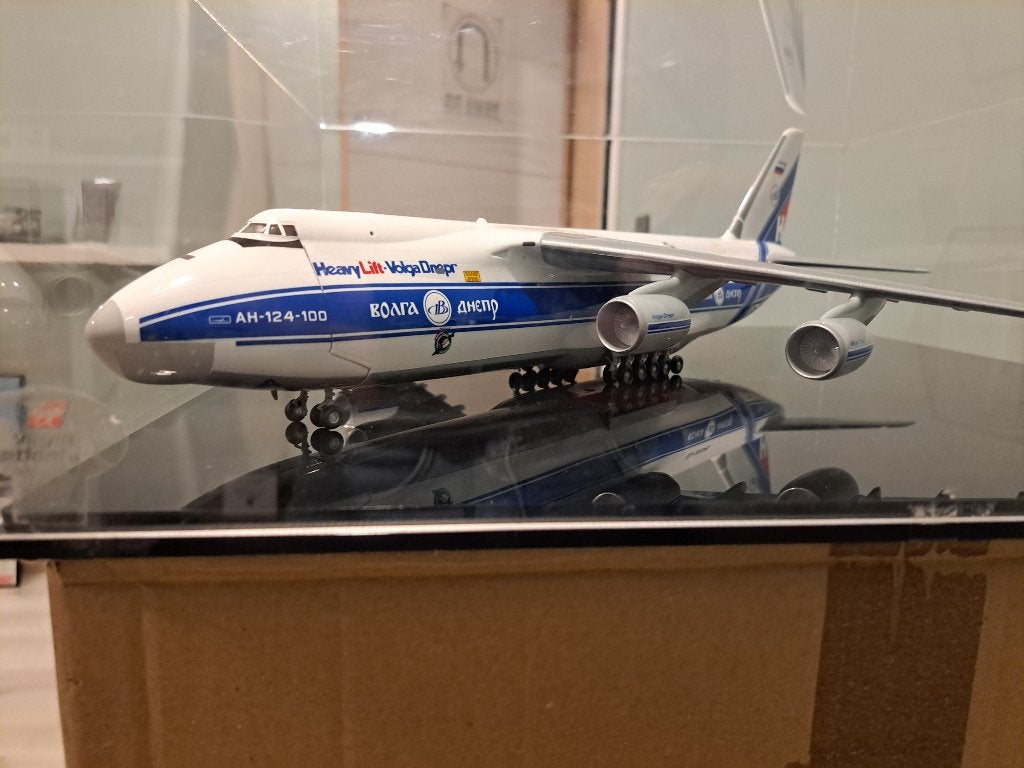 1:150 Antonov in display case, Ophalen of Verzenden, Zo goed als nieuw, Schaalmodel