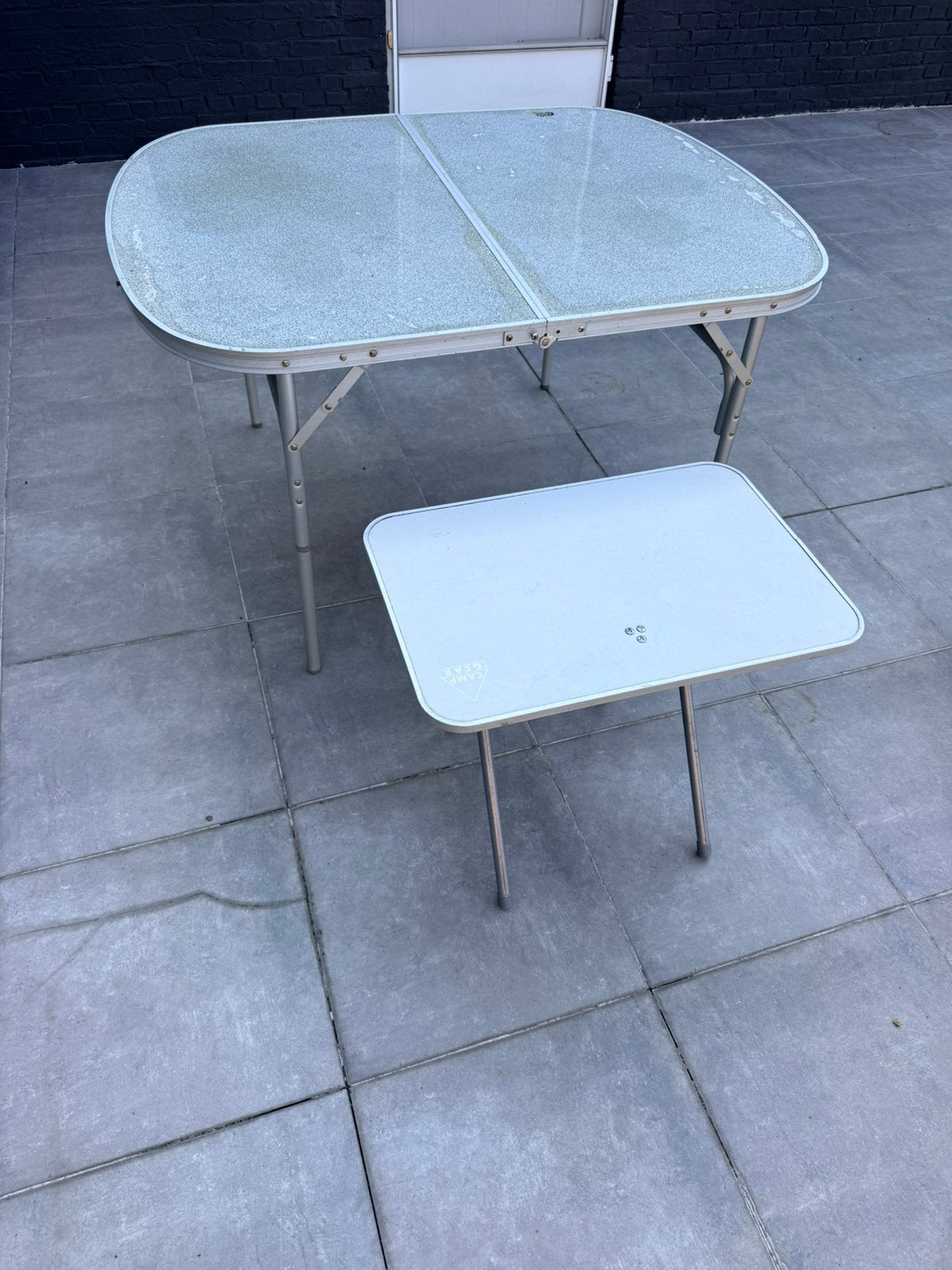 2 campeer tafels, Caravans en Kamperen, Ophalen, Gebruikt, Campingtafel