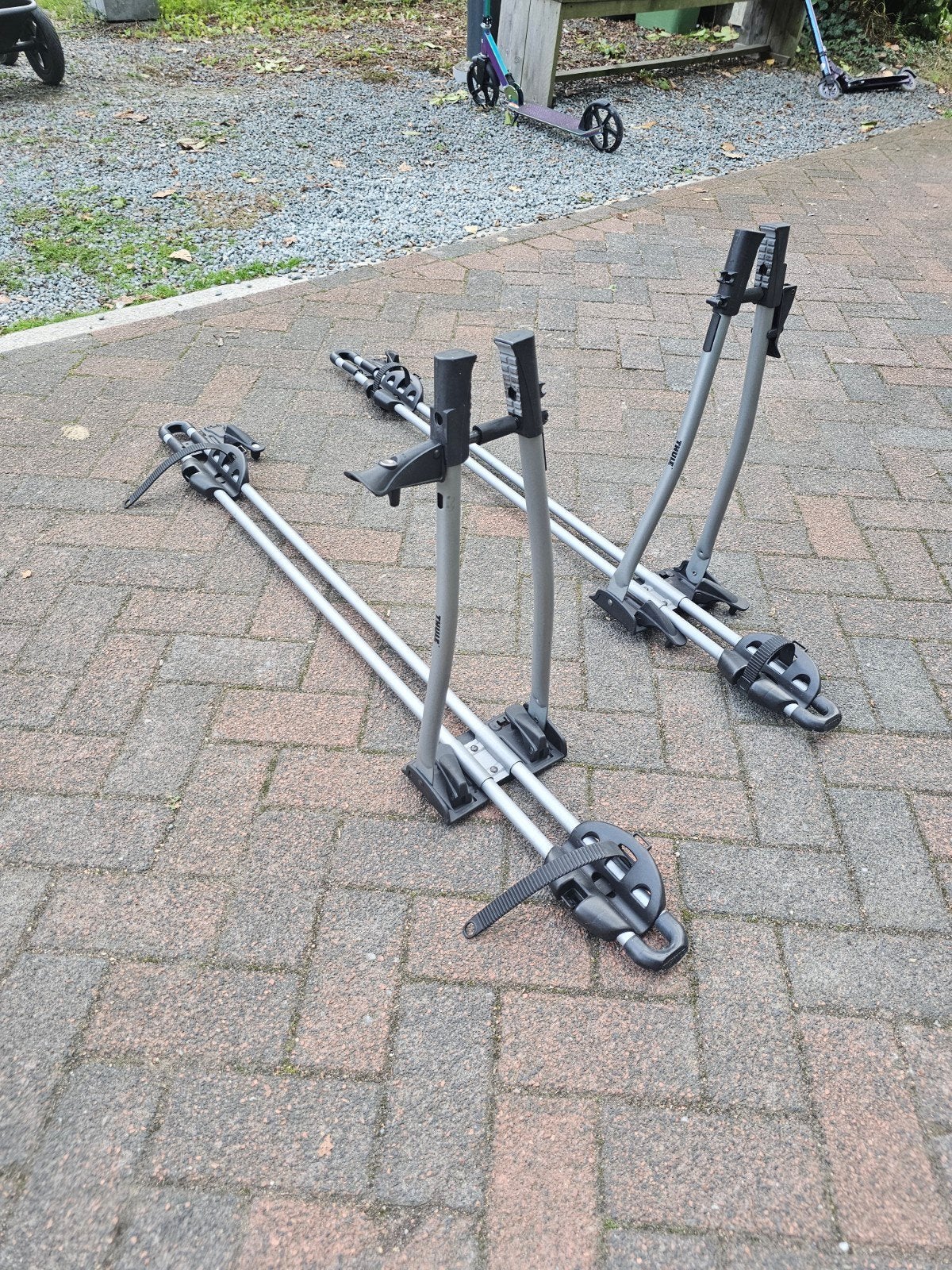 Set van 2 Thule FreeRide 532 / 530 Dakfietsdragers, Auto diversen, Ophalen, 2 fietsen, Zo goed als nieuw, Dakdrager