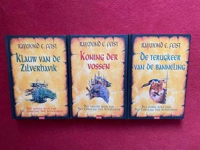 RAYMOND FEIST HET CONCLAAF DER SCHADUWEN DE COMPLETE TRILOGI, Boeken, Ophalen of Verzenden