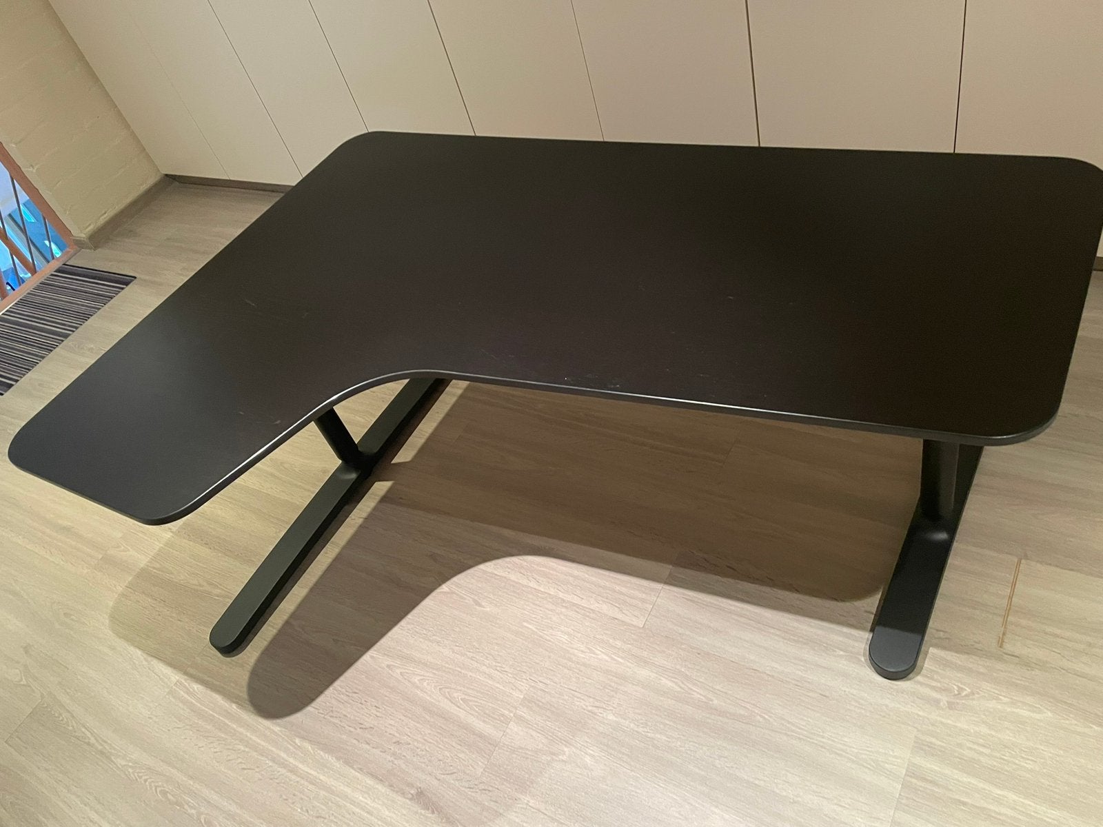 Bureau bruinzwart bovenblad - zwart onderstel, Informatique & Logiciels, Enlèvement, Comme neuf, Réglable en hauteur