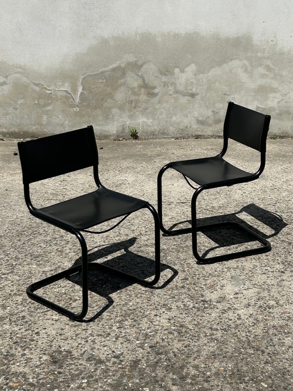 Set van 2 vintage Bauhaus-stijl cantilever stoelen, Huis en Inrichting, Ophalen, Zwart, Zo goed als nieuw, Leer