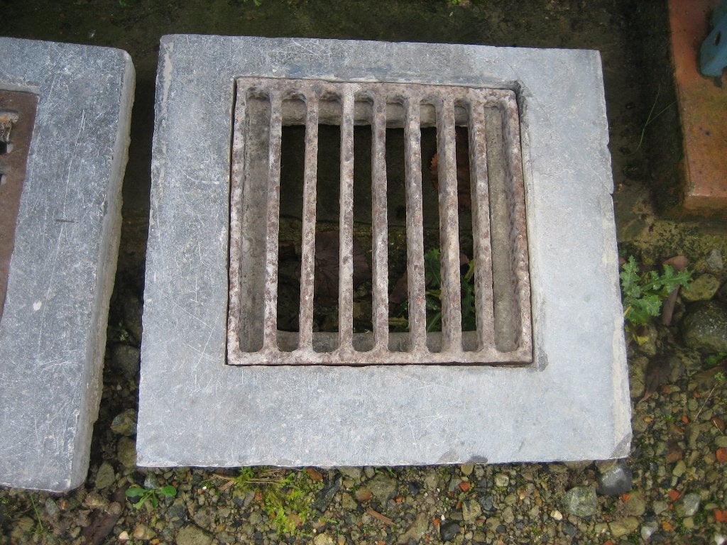 oude arduinen afvoerput met gietijzeren rooster, Tuin en Terras, Buitenkranen, Ophalen, Gebruikt