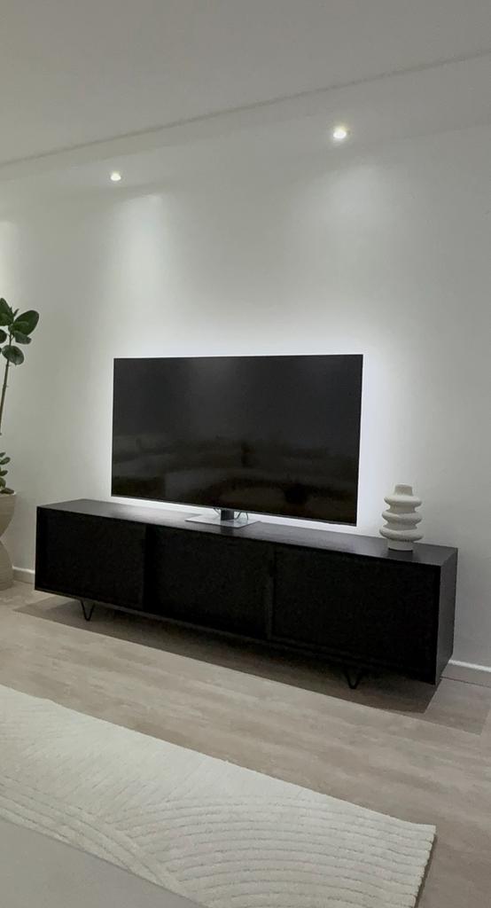 Dressoir / tv meubel met rieten deurtjes, Maison & Meubles, Armoires | Mobilier de télévision, Comme neuf, Enlèvement