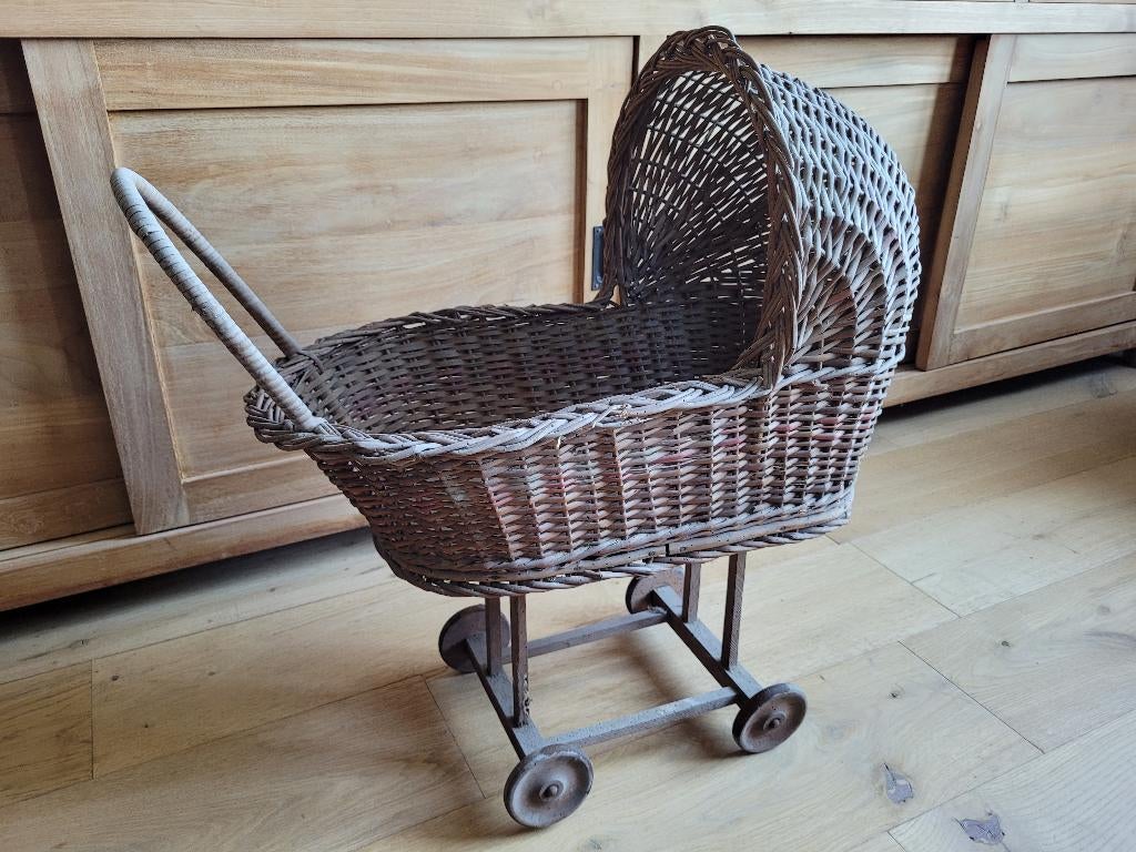 Oude rieten poppenwagen – vintage, Antiek en Kunst, Ophalen
