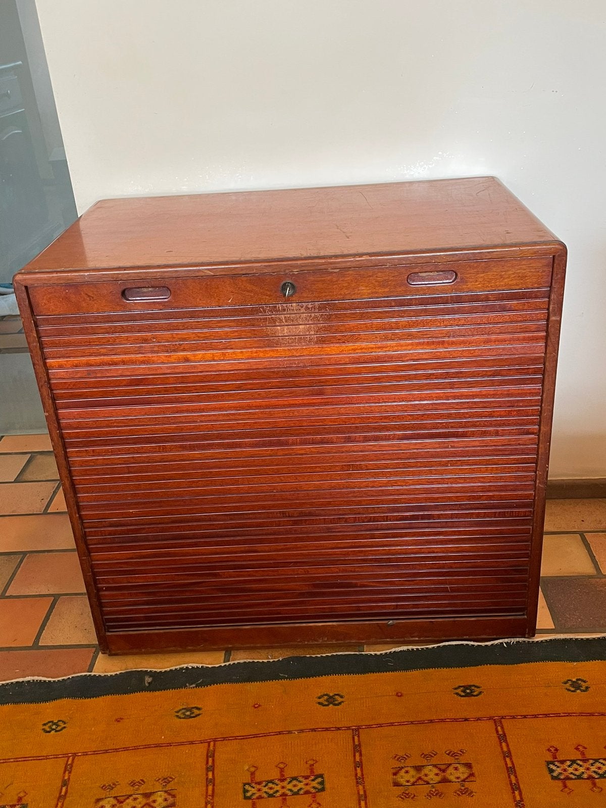 Meuble de bureau vintage à rideau Åtvidabergs Möbelfabrik, Maison & Meubles, Armoires | Armoires à porte coulissante & Armoires à archives