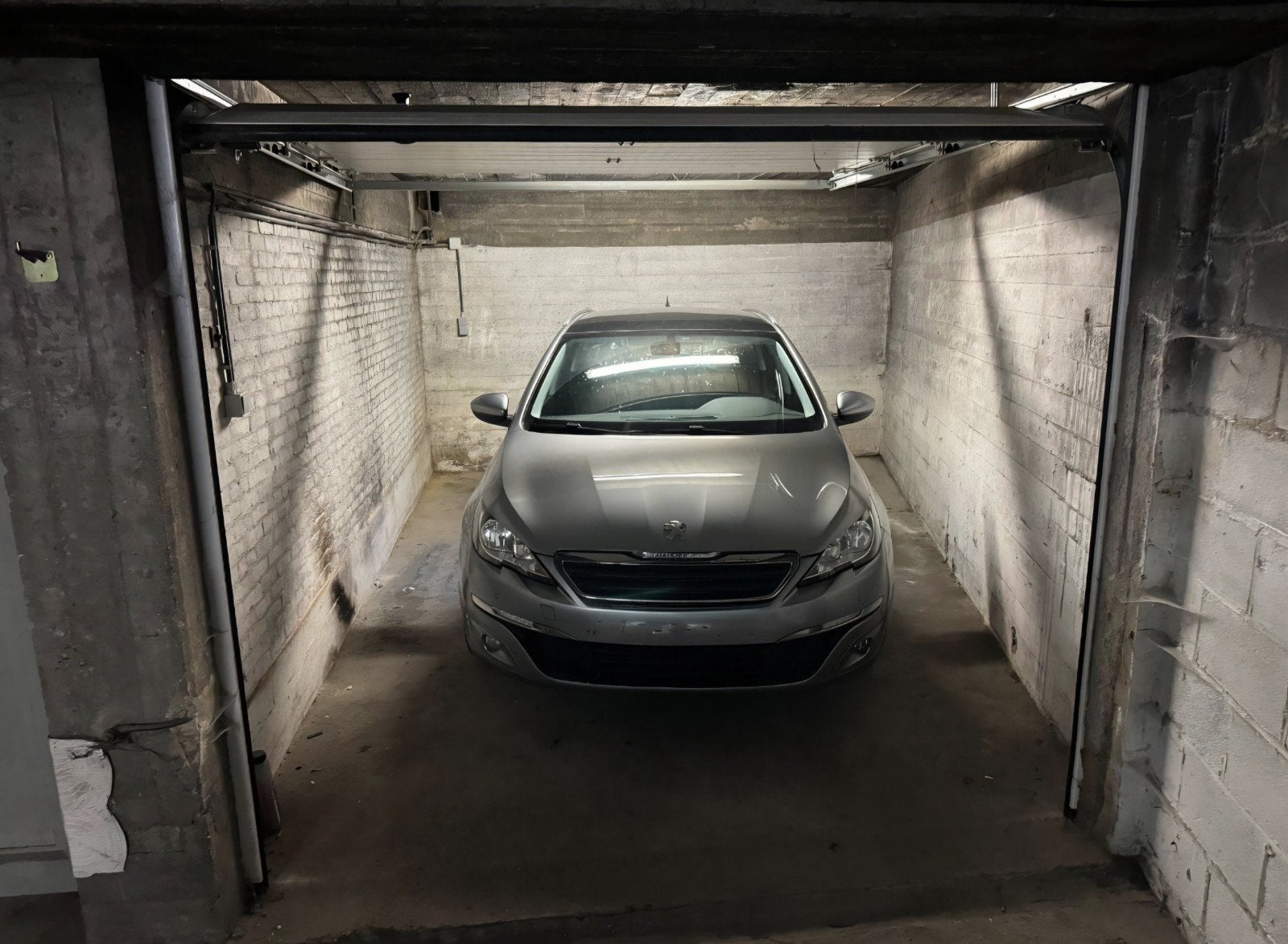 Box garage fermé a louer Uccle, Autos : Divers, Garages