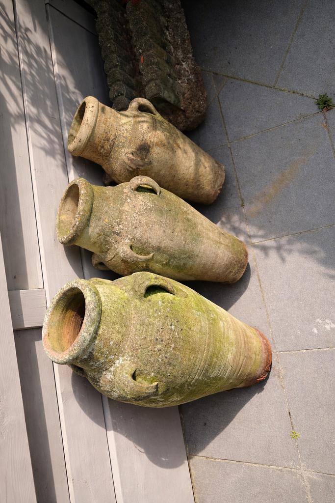 3 decoratieve terracotta kruiken, Enlèvement