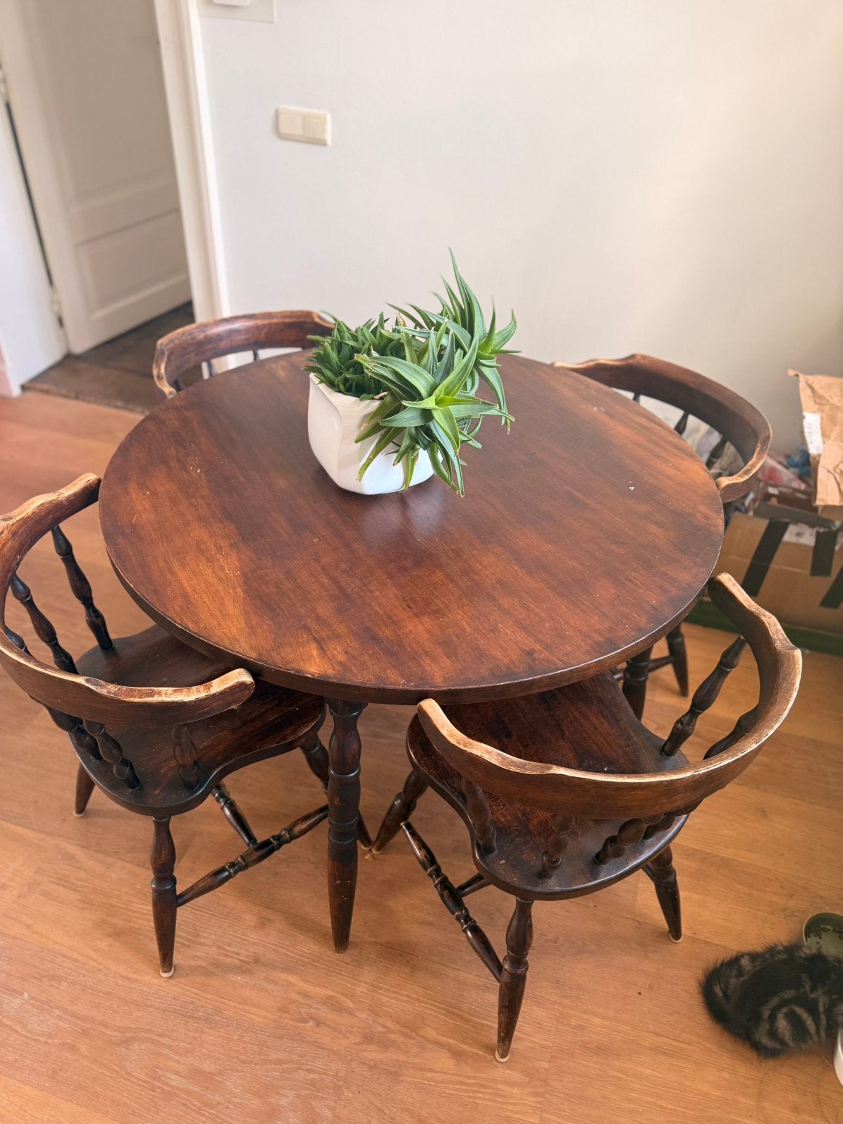 Mooie bruine houte ronde tafel en stoelen., Huis en Inrichting, Ophalen, Warm cottage antiek retro, Gebruikt, Vier personen