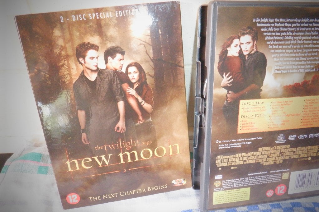 DVD 2-DISC Special Edition The Twilight SAGA New Moon., CD & DVD, DVD | Horreur, Suppléments, Enlèvement ou Envoi, Anglais, Vampires ou Zombies