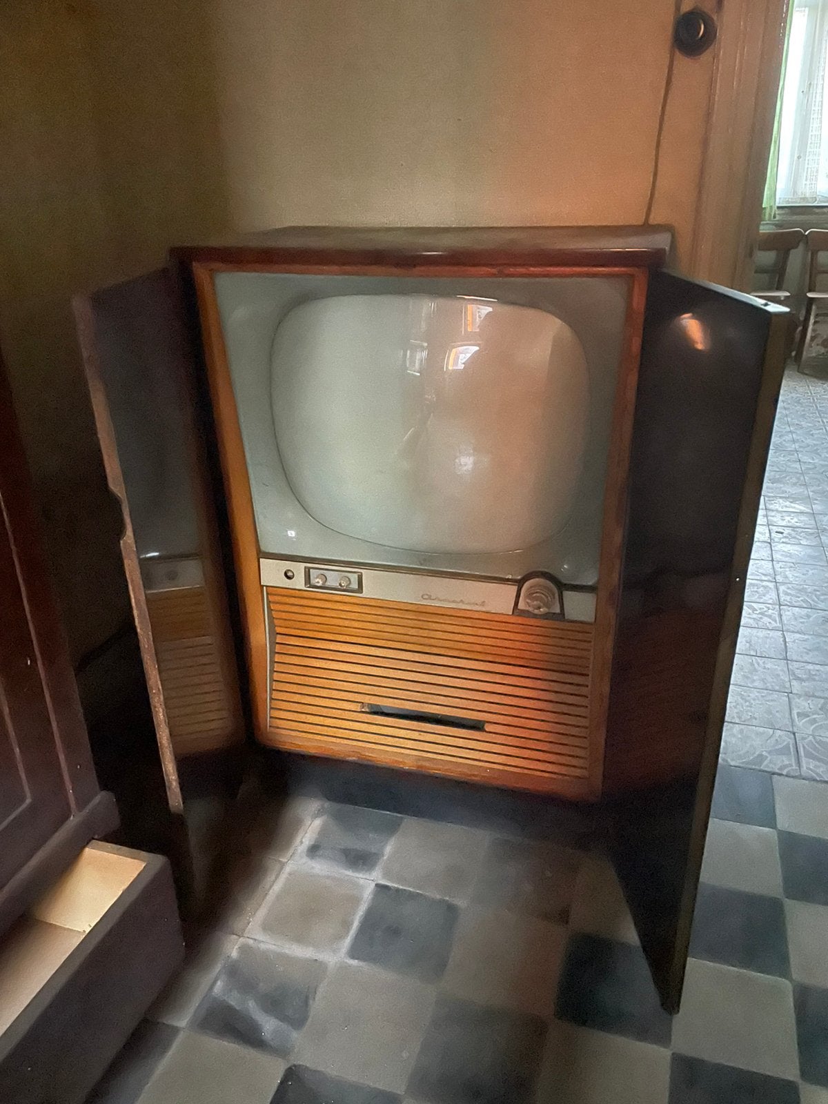 Oude tv met kast, Antiquités & Art, Enlèvement