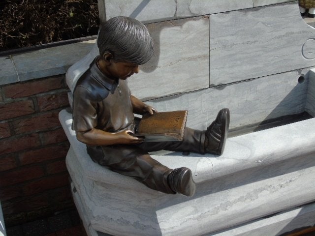 beeld van een zittende jongen met een bronzen boek..., Ophalen of Verzenden, Nieuw