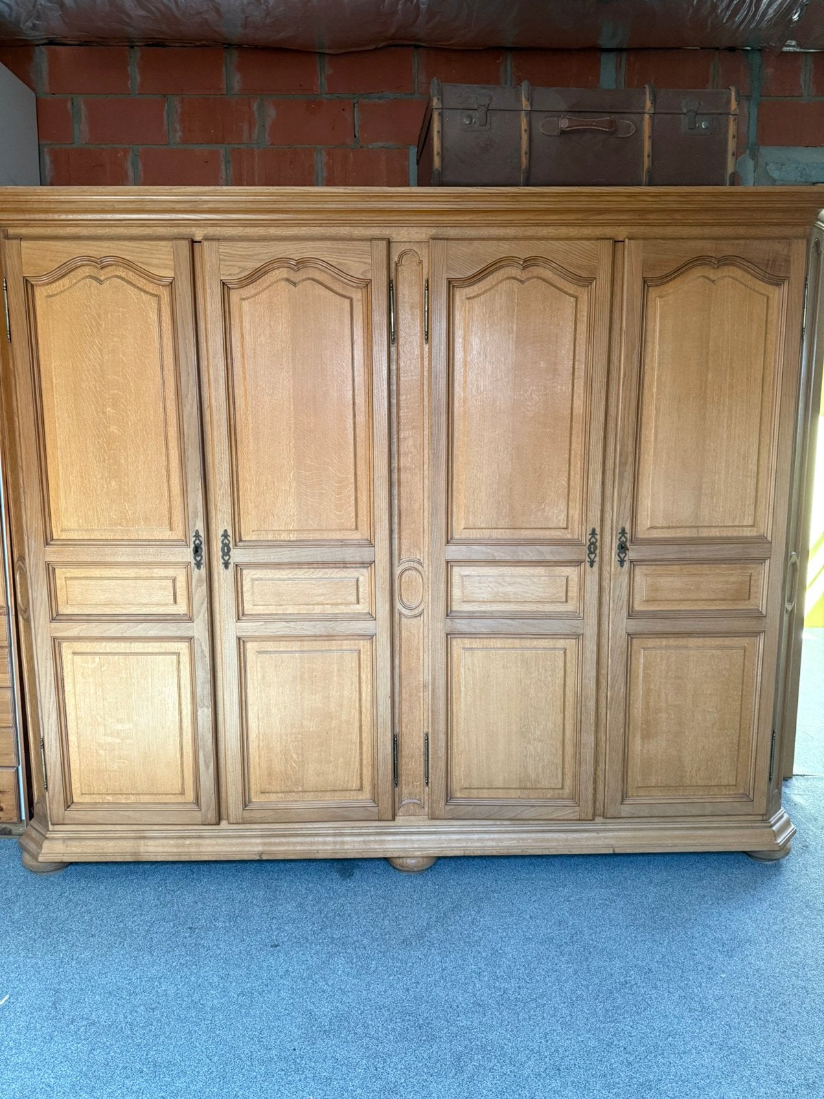 Grande armoire en chêne massif avec miroir intérieur, Antiquités & Art, Enlèvement