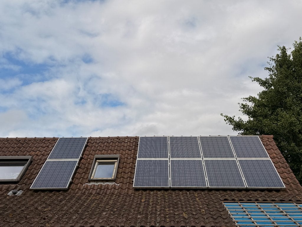 Zonnepanelen en omvormer, Doe-het-zelf en Bouw, Zonnepanelen en Toebehoren, Ophalen, Zo goed als nieuw, Compleet systeem, 100 tot 200 wattpiek