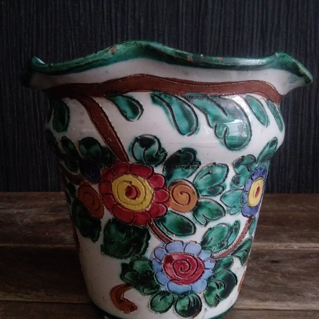 Beau vase ancien en relief. Fabriqué en Italie, Envoi