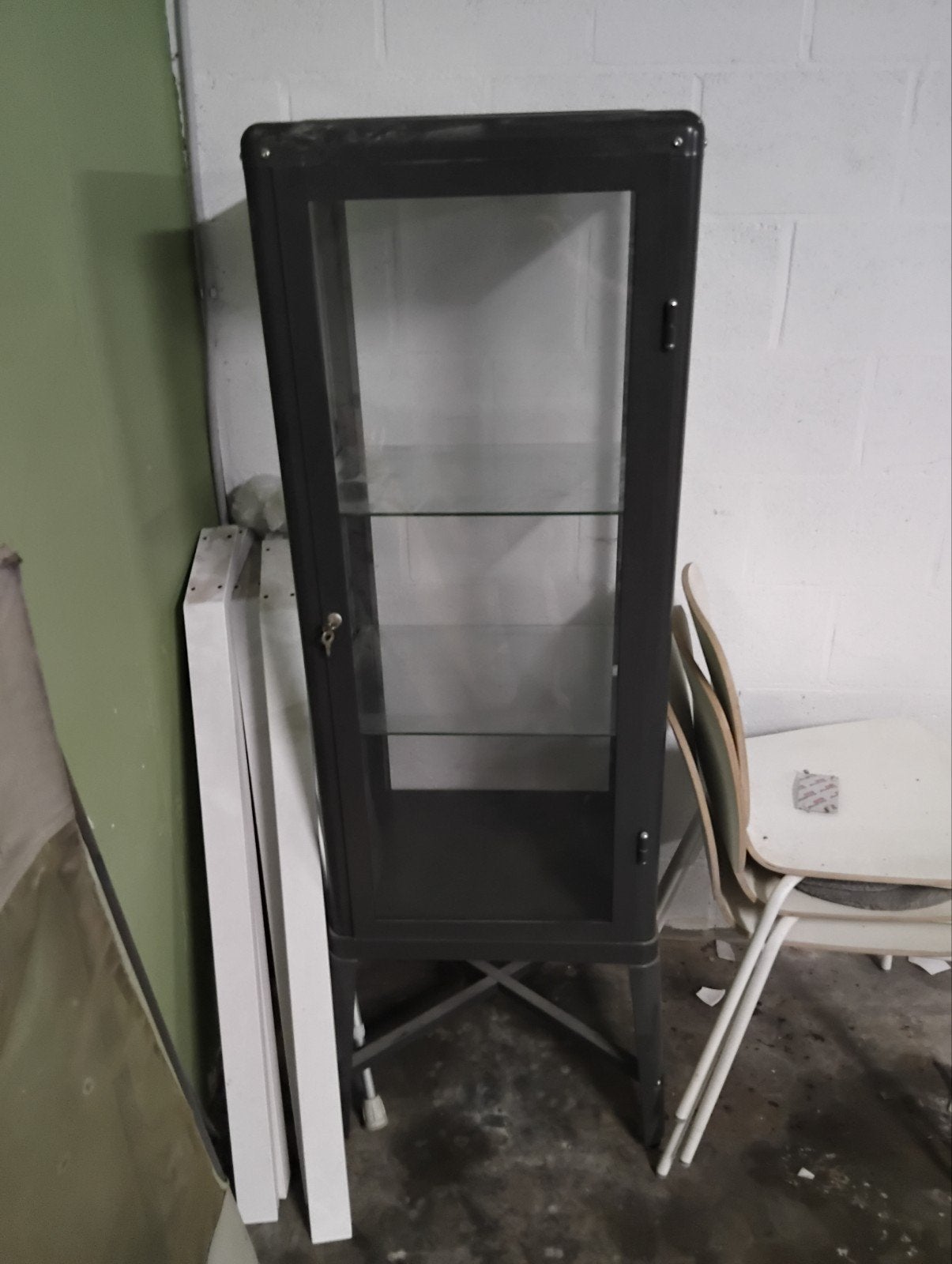 Vitrine kastje, Ophalen