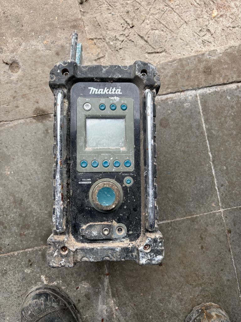 Radio makita pour pièces o pour répare, Audio, Tv en Foto, Radio's, Ophalen of Verzenden, Niet werkend, Radio