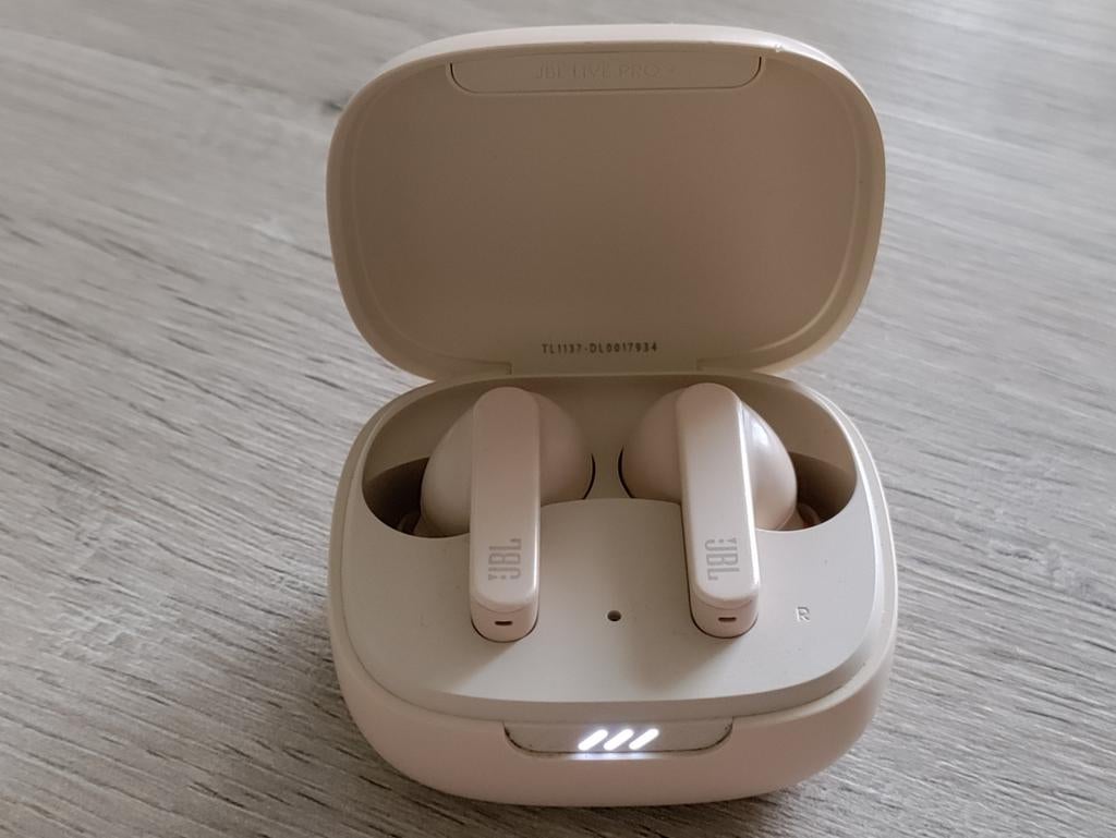 JBL live pro + rechter oortje laadt niet meer op, Telecommunicatie, Ophalen of Verzenden