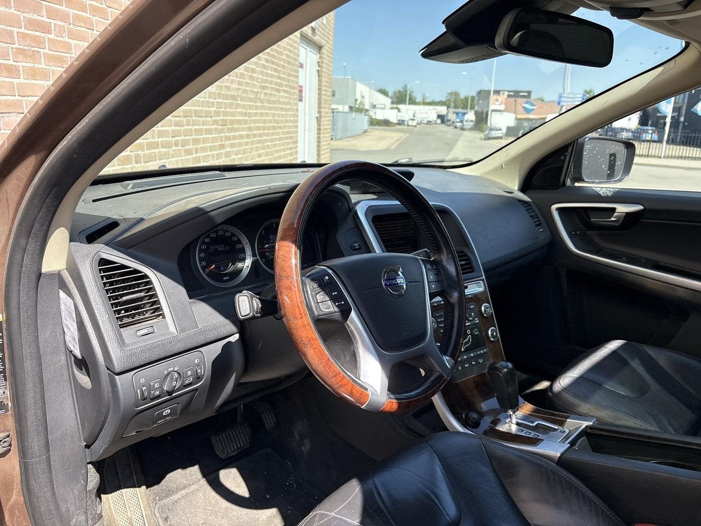Volvo XC60 2.4 D5 AWD Momentum | Pano | Leder | Climate | Cr, Automaat, 199 g/km, Zwart, Bruin