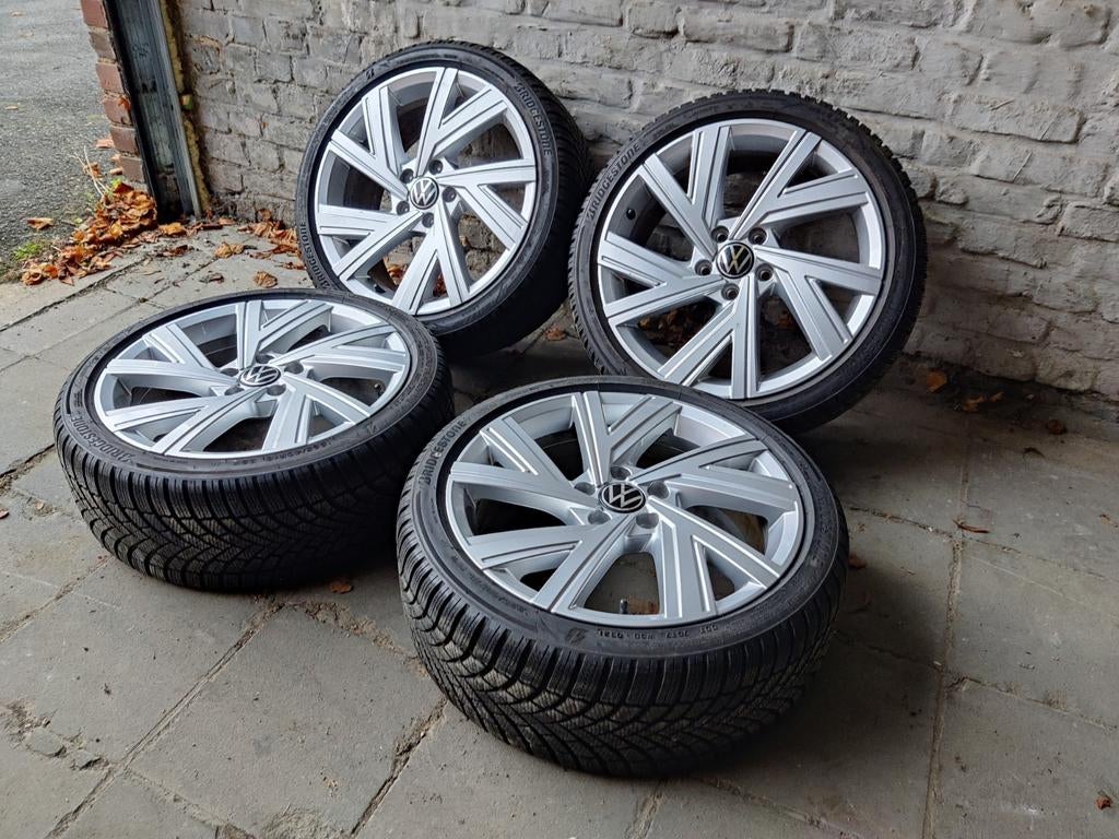 Volkswagen Bergamo 18'/en parfait état d'origine, Autos : Pièces & Accessoires, Pneus & Jantes, Pneus et Jantes, Pneus hiver, Enlèvement ou Envoi