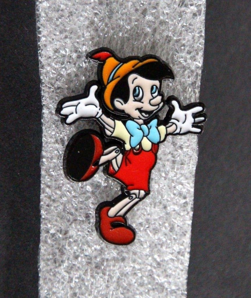 Pnocchio Walt Disney pin pins, Collections, Envoi, Peter Pan ou Pinocchio, Neuf, Statue ou Figurine