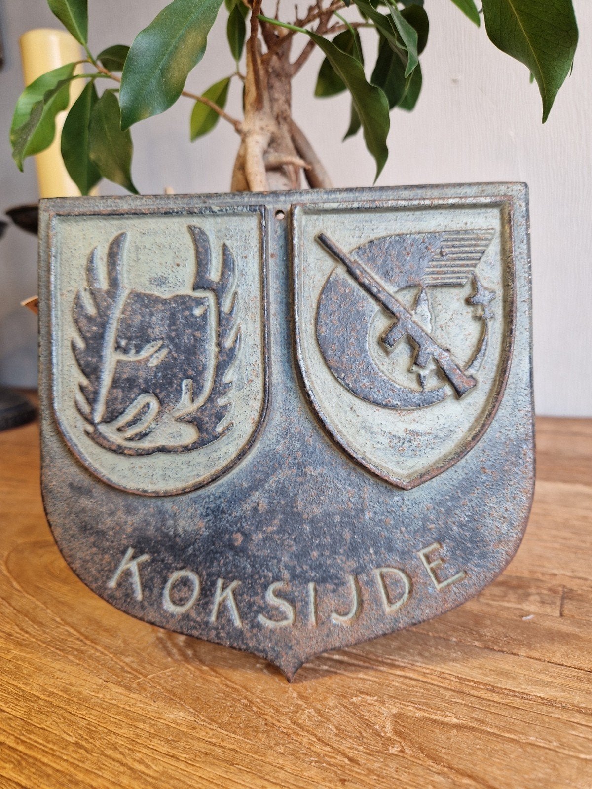 Militaria: Gietijzeren NSB Wapenschild Koksijde, Ophalen of Verzenden
