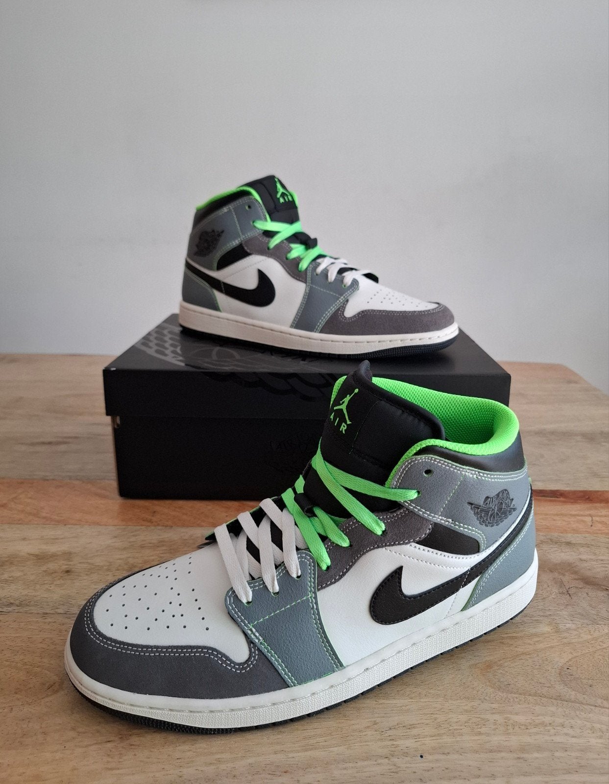 Jordan 1 Mid Seine-Saint-Denis (Casa 93) • Maat 44,5 • DS, Kleding | Heren, Schoenen, Wit, Nieuw, Ophalen of Verzenden, Sneakers