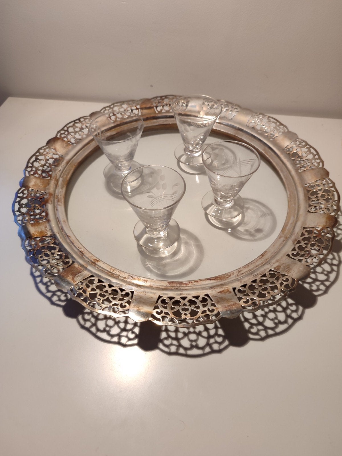 Plat en métal argenté avec fond en verre et 4 verres art déc, Antiquités & Art, Enlèvement ou Envoi
