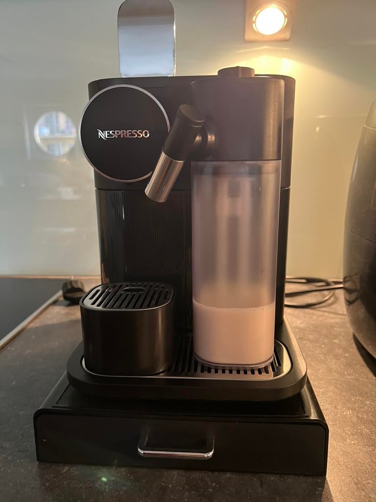 Machine Nespresso Gran Lattissimo + Rangement Capsules, Réservoir d'eau amovible, Combiné, Dosettes et capsules de café, Enlèvement