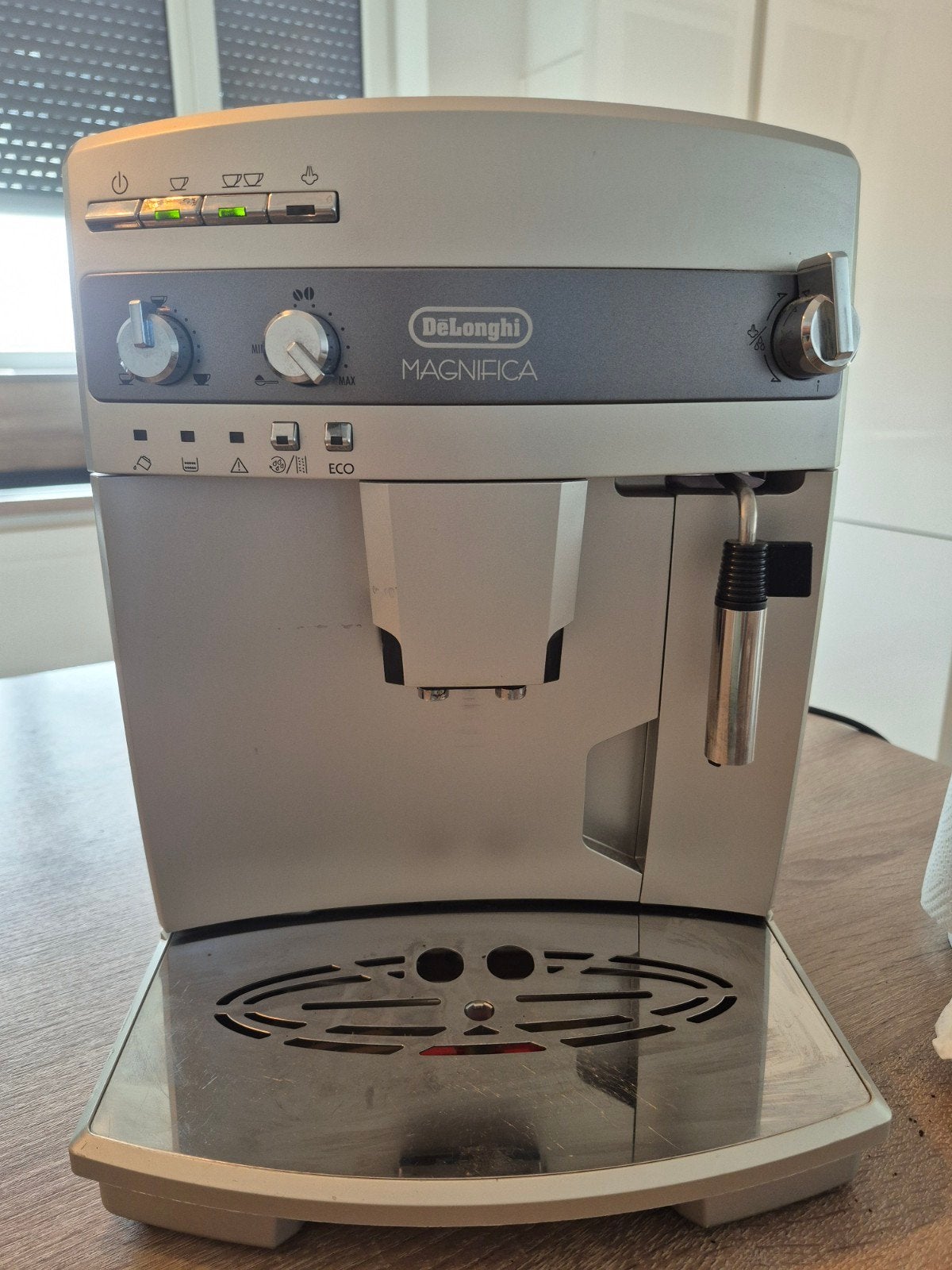 machine a café De’Longhi Magnifica, Electroménager, Réservoir d'eau amovible, 2 à 4 tasses, Café moulu, Utilisé
