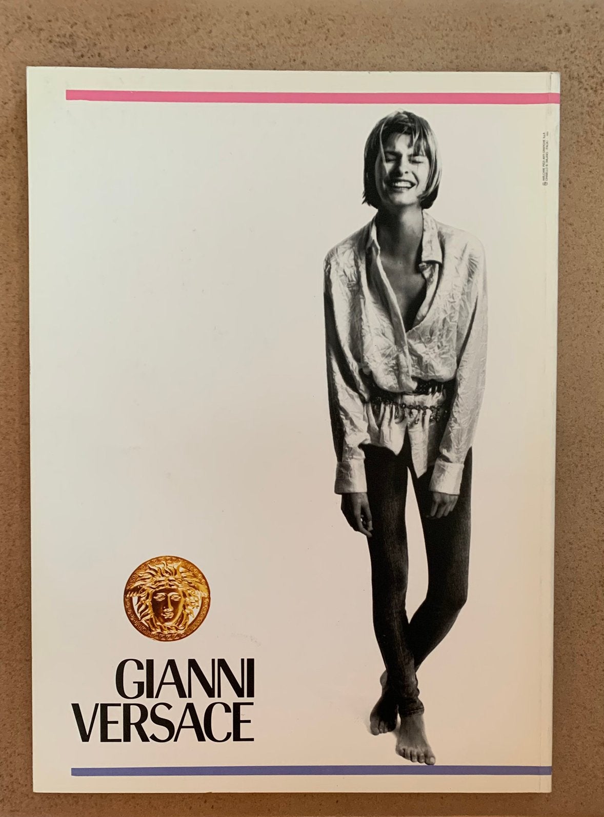 Versace modeboek – Medusa‑logo & glanzende blouse, Enlèvement, Comme neuf