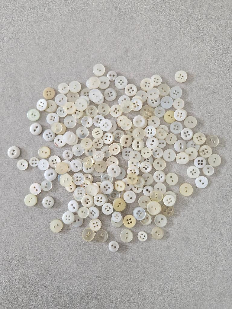 200 witte knopen voor poppen- of babykleertjes voor €2, Hobby en Vrije tijd, Naaien en Fournituren, Verzenden, Knoop of Knopen
