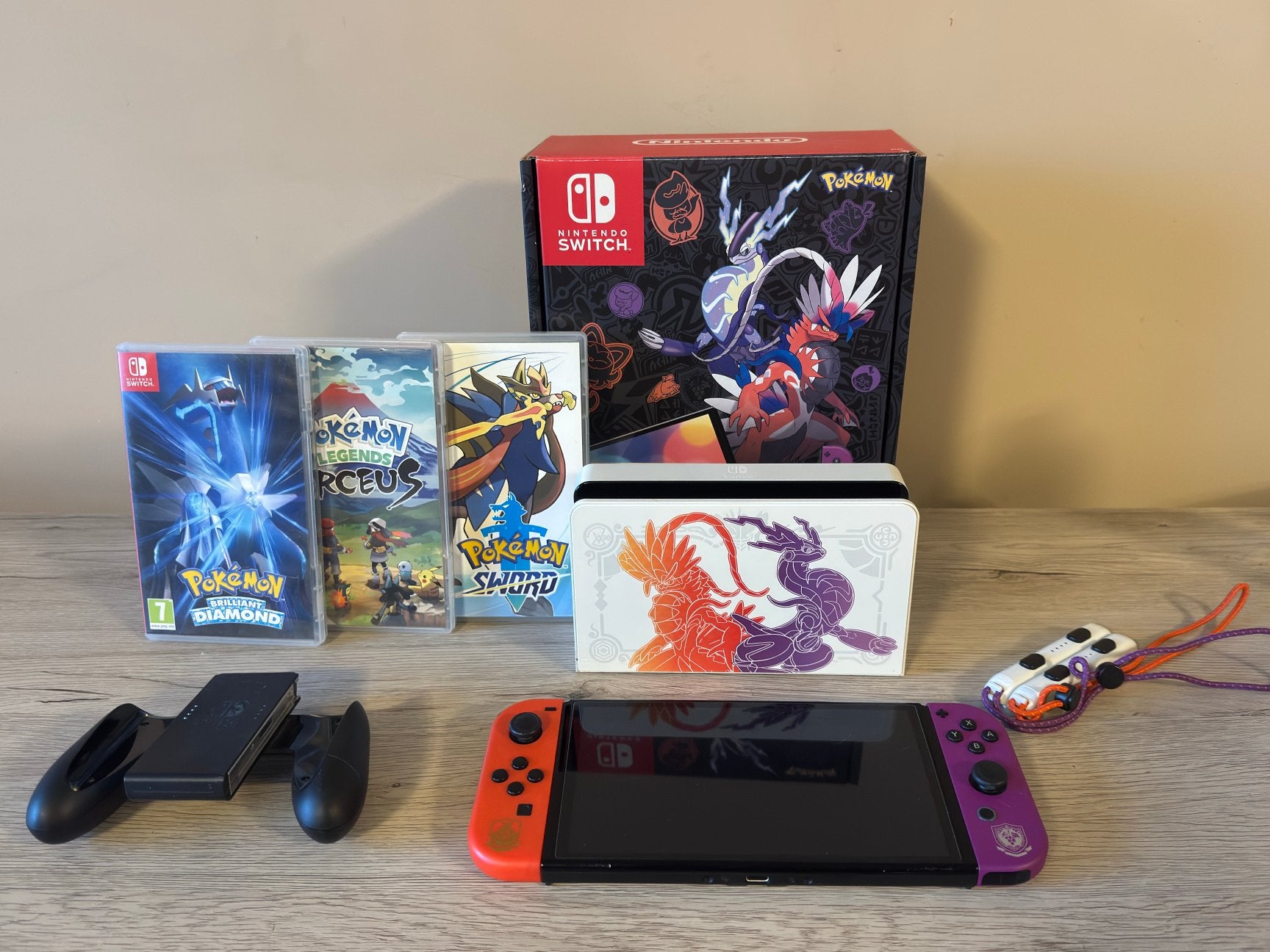 Nintendo Switch Scarlet & Violet Edition + 3 Pokémon games, Ophalen, Zo goed als nieuw, Switch OLED