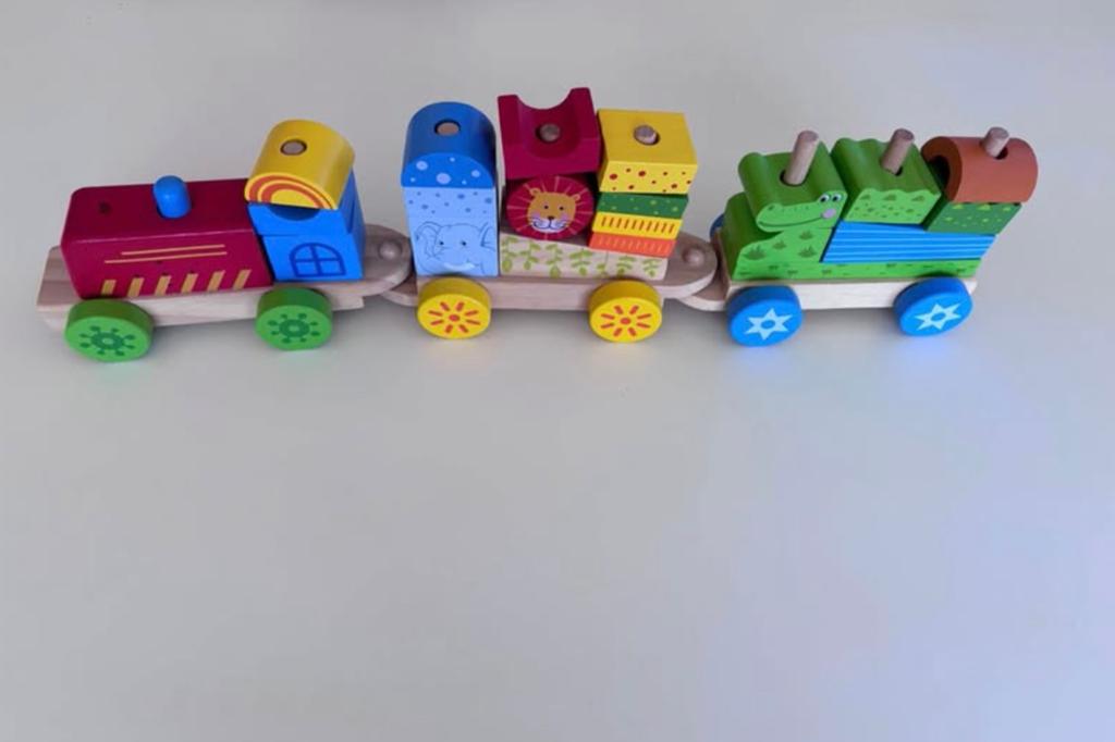 Joli train en bois avec son et lumiere, Enfants & Bébés, Enlèvement, Comme neuf