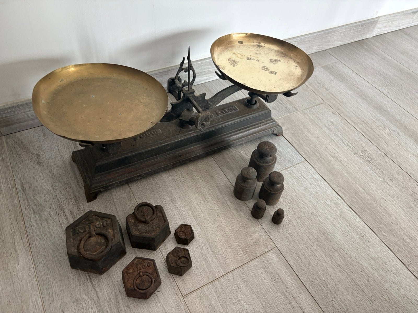 Ancienne balance avec une série de poids, Enlèvement, Utilisé, Balance à suspension, Analogique