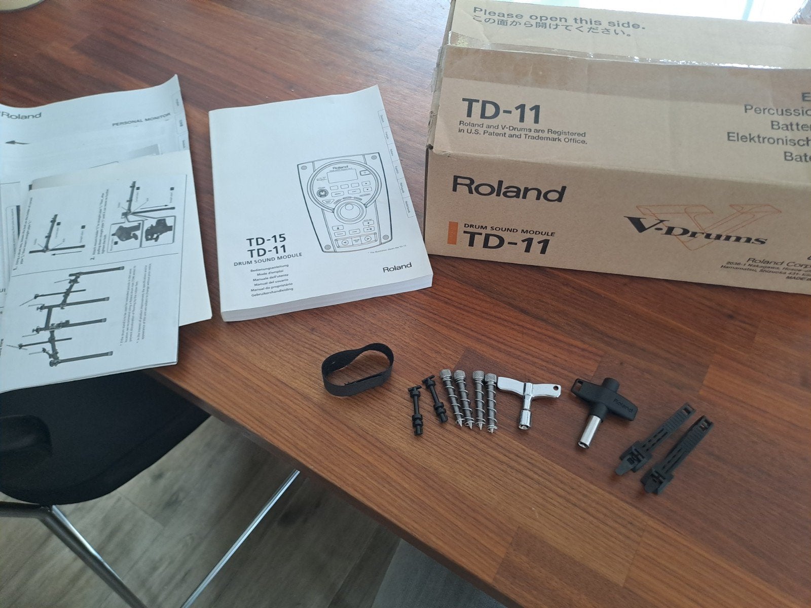 roland td 11 accesoires: handleiding, boekjes en handvol sc, Enlèvement, Roland