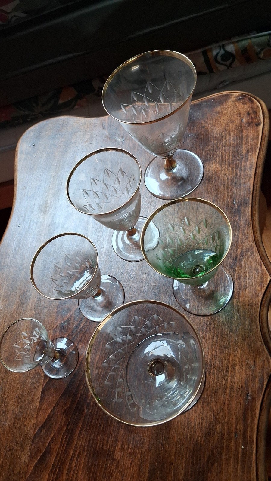 Antiek glasservies met gouden boord en geslepen blaadjes., Ophalen, Groen