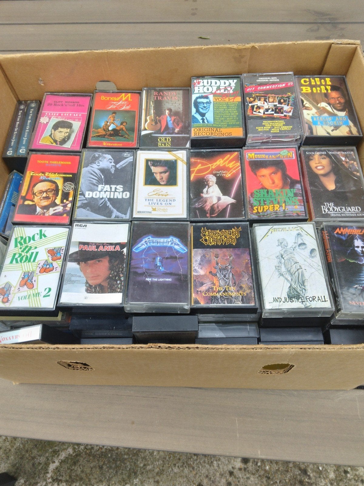 200 cassettes de musique originales, Enlèvement