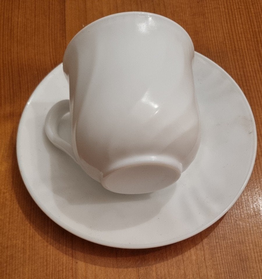 6 tasses et soucoupes  blanches neuves en  arcopal, Maison & Meubles, Enlèvement