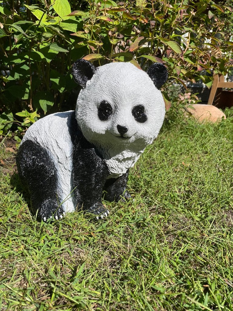 Beeld Panda zittend gazon, tuin, dierentuin  40cm, Ophalen, Nieuw, Kunststof, Dierenbeeld