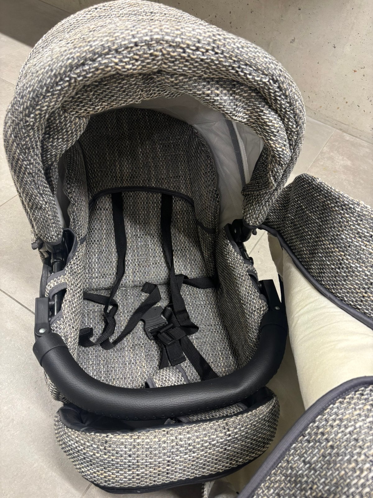 Kinderzitje petit chou te koop, Ophalen, Zo goed als nieuw
