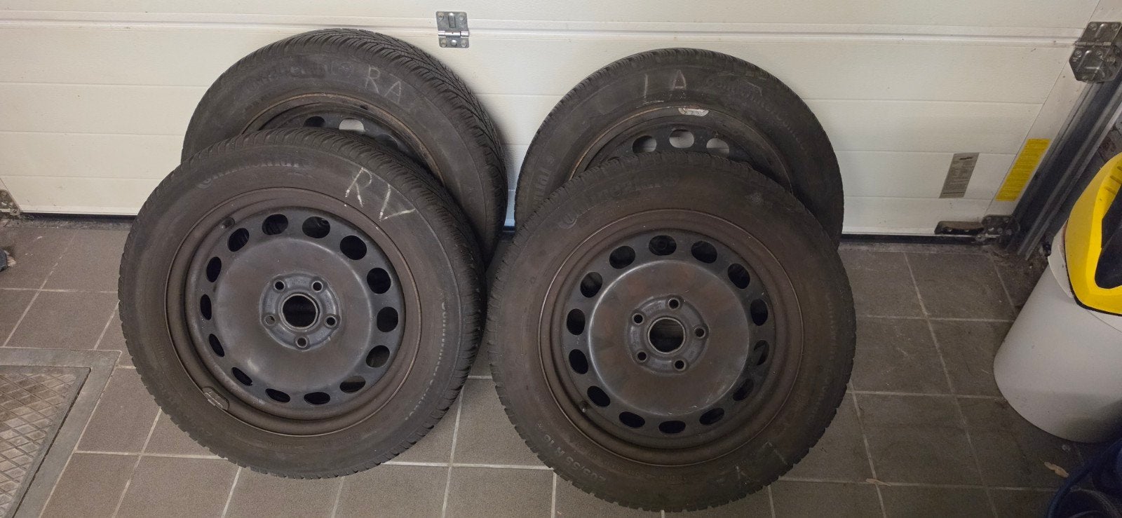 Set Volkswagen Winterbanden met Stalen Velgen & Wieldoppen, Auto-onderdelen, Ophalen, Gebruikt, 16 inch, Band(en)