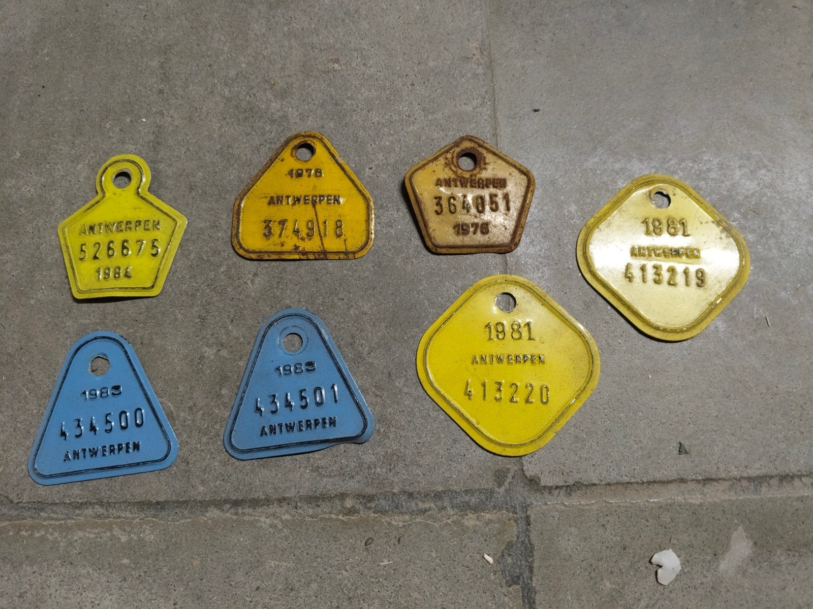 7 oude Antwerpse fietsplaatjes fietsbelasting 1976 1978 1981, Ophalen