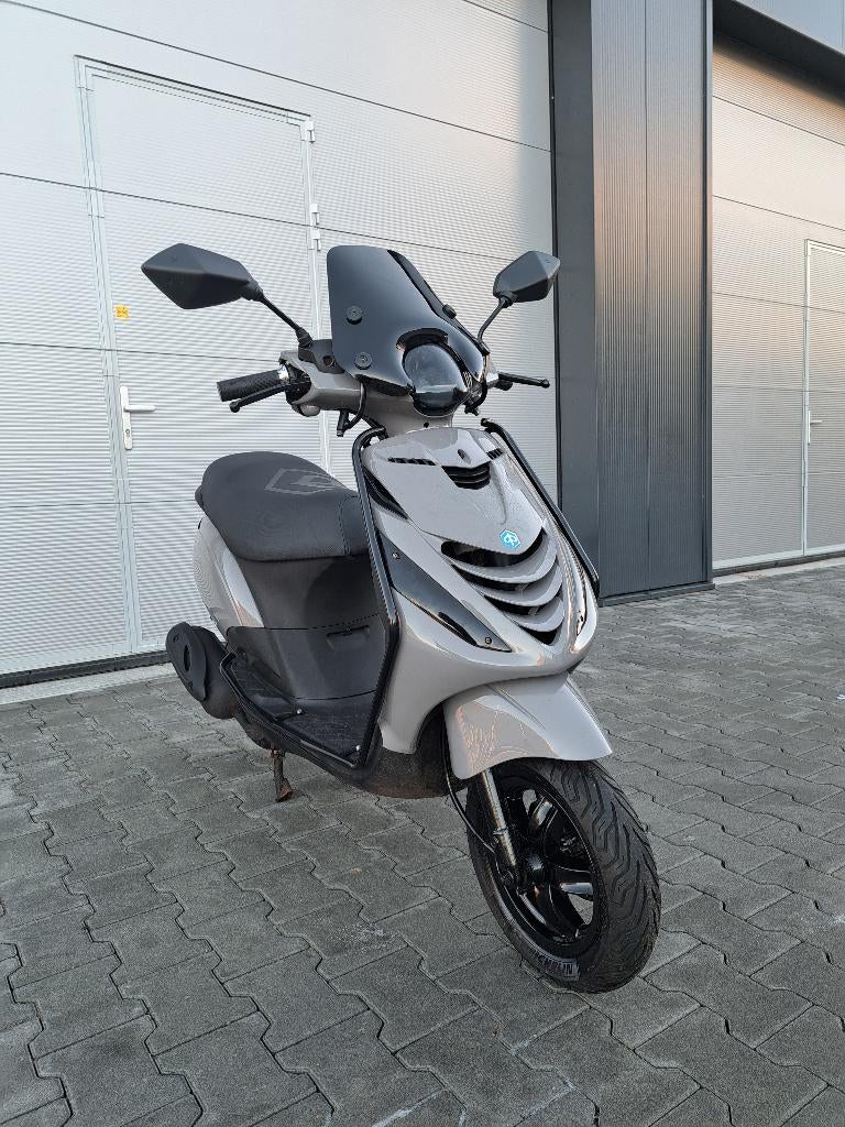 Piaggio Zip 4T Scooter Nardo Grey FULL OPTION (A-KLASSE), Fietsen en Brommers, Ophalen of Verzenden, Zo goed als nieuw