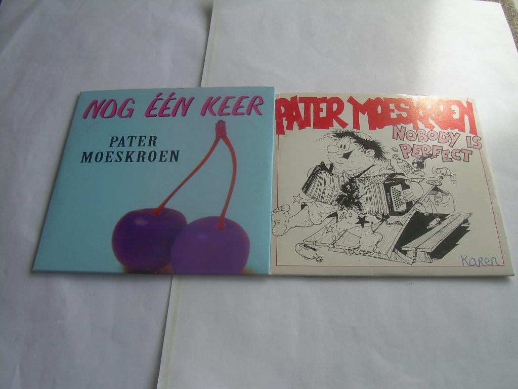 2 CD SINGLES - PATER MOESKROEN, CD & DVD, CD Singles, 2 à 5 singles, Enlèvement ou Envoi, Comme neuf, En néerlandais
