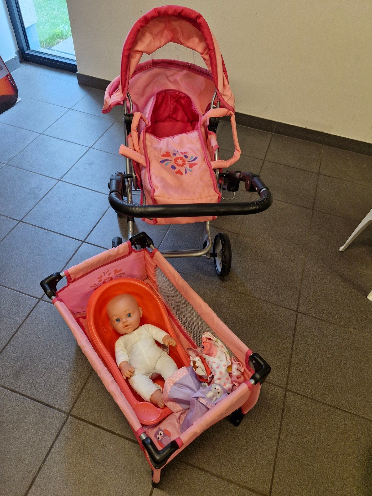 Poppenbuggy met bed en bad incl 2 poppen en kleertjes, Enfants & Bébés, Jouets | Poupées, Enlèvement