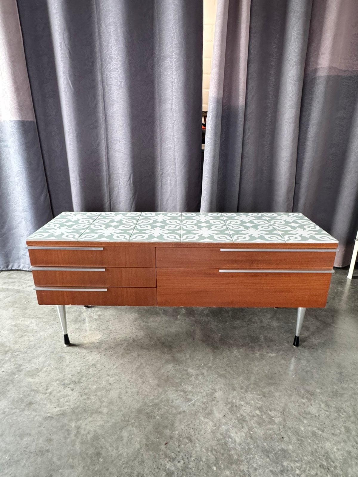 Commode vintage du milieu du siècle avec miroir, Enlèvement