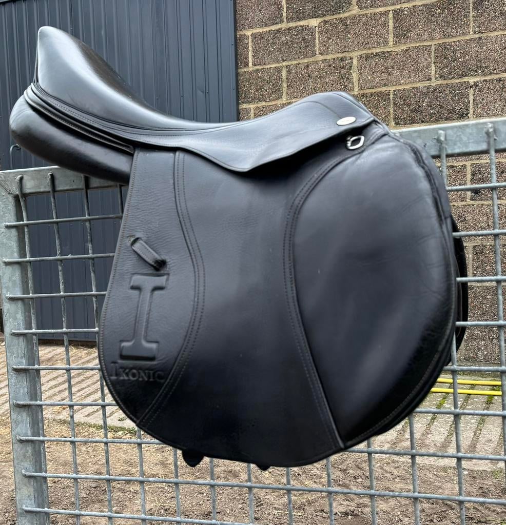 Ikonic elite line zadel (zwart), Dieren en Toebehoren, Ophalen, Zo goed als nieuw, Springen