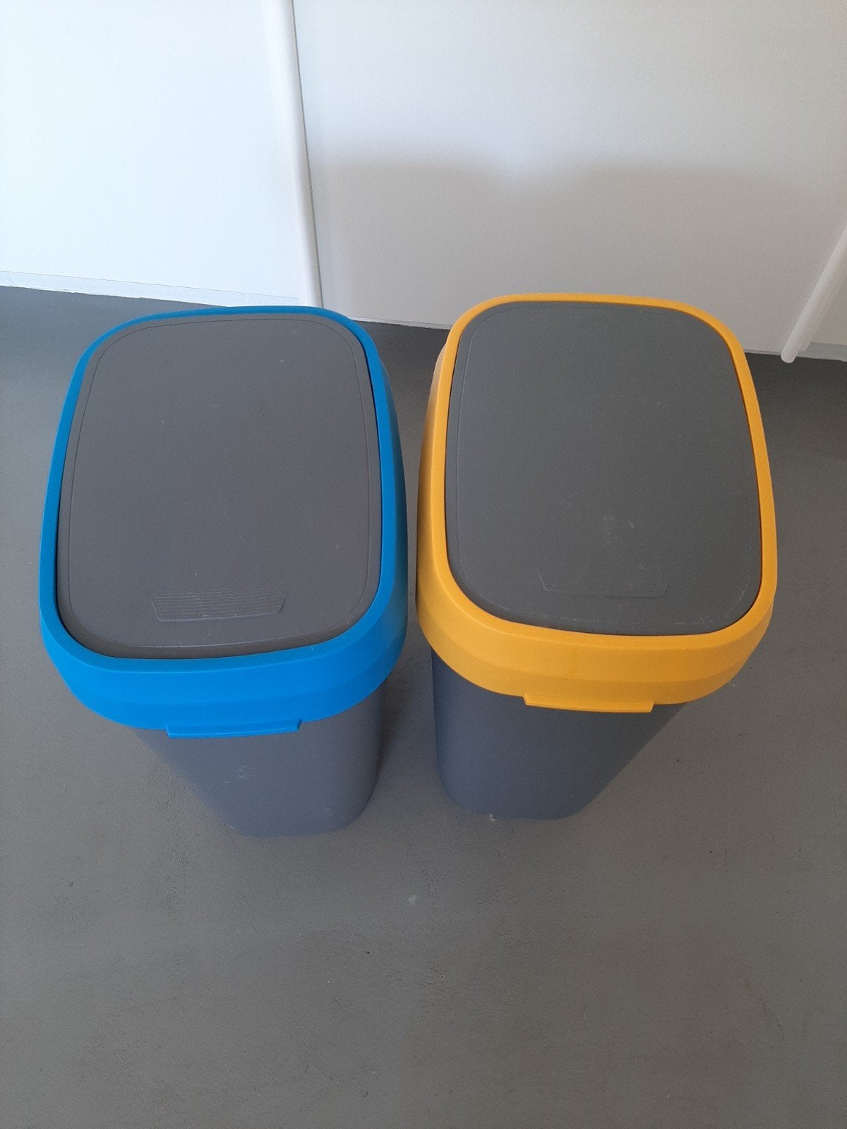 2 grote vuilbakken, Huis en Inrichting, Woonaccessoires | Prullenbakken, Ophalen, Zo goed als nieuw