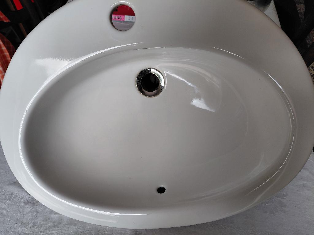 2 witte lavabo' s  en kranen 40 euro, Ophalen